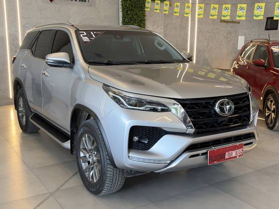 TOYOTA HILUX SW4 2.8 D-4D TURBO DIESEL SRX 7L 4X4 AUTOMÁTICO TOYOTA HILUX SW4 2.8 D-4D TURBO DIESEL SRX 7L 4X4 AUTOMÁTICO